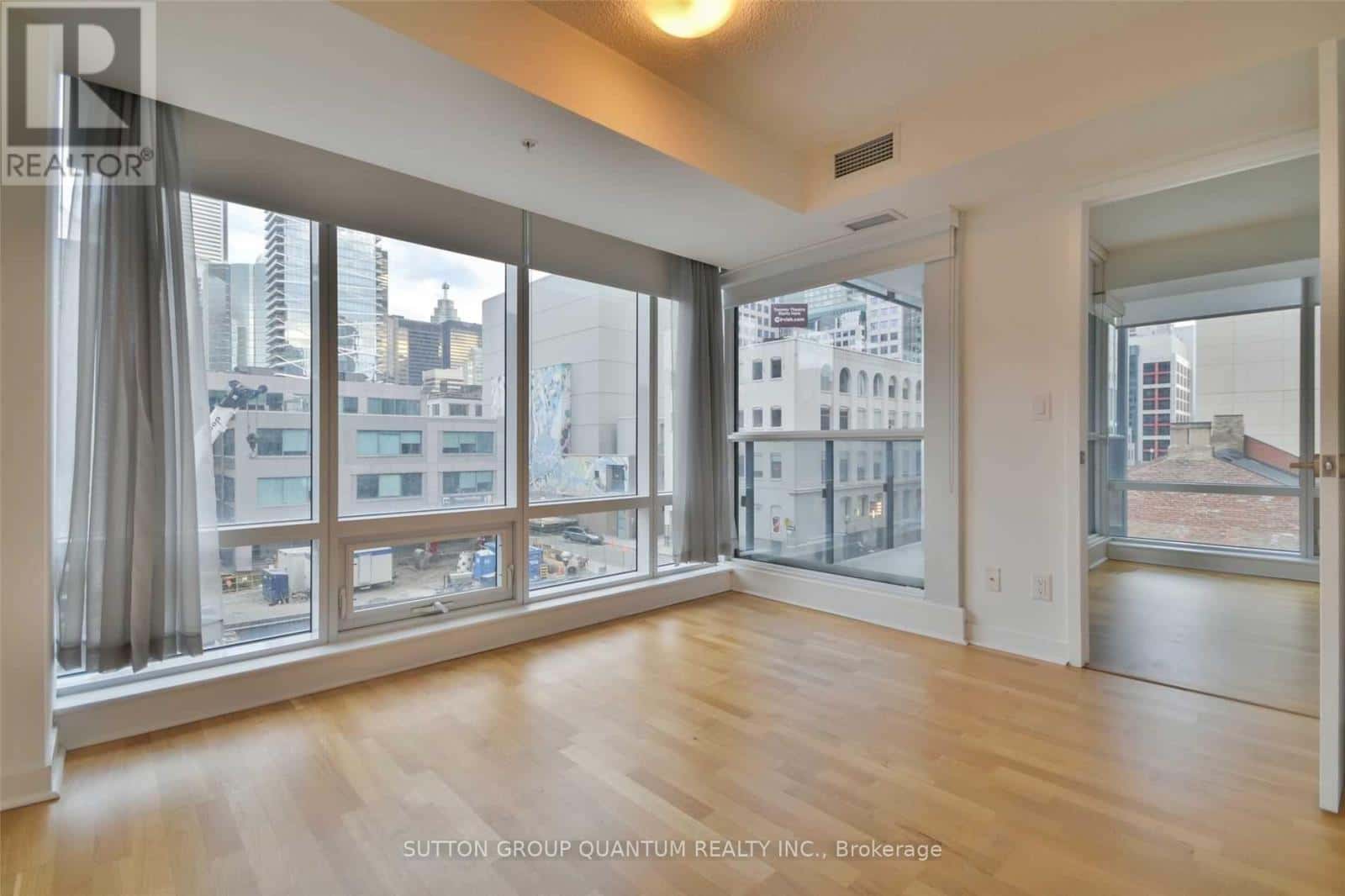 Toronto (Waterfront Communities) — Toronto (Waterfront Communities) - Photo 4 of 14