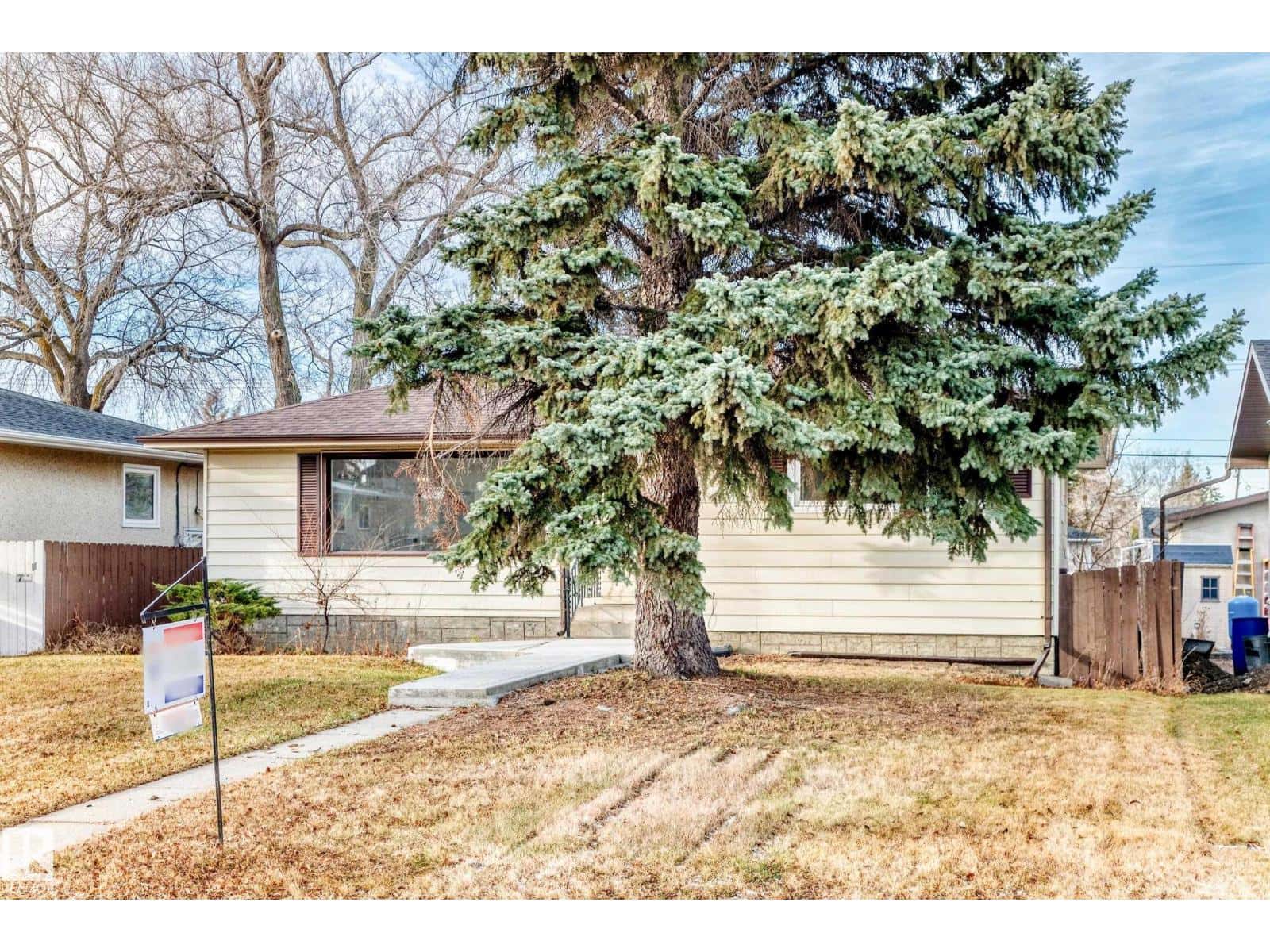 9126 152 St NW — Edmonton - Photo 3 of 63