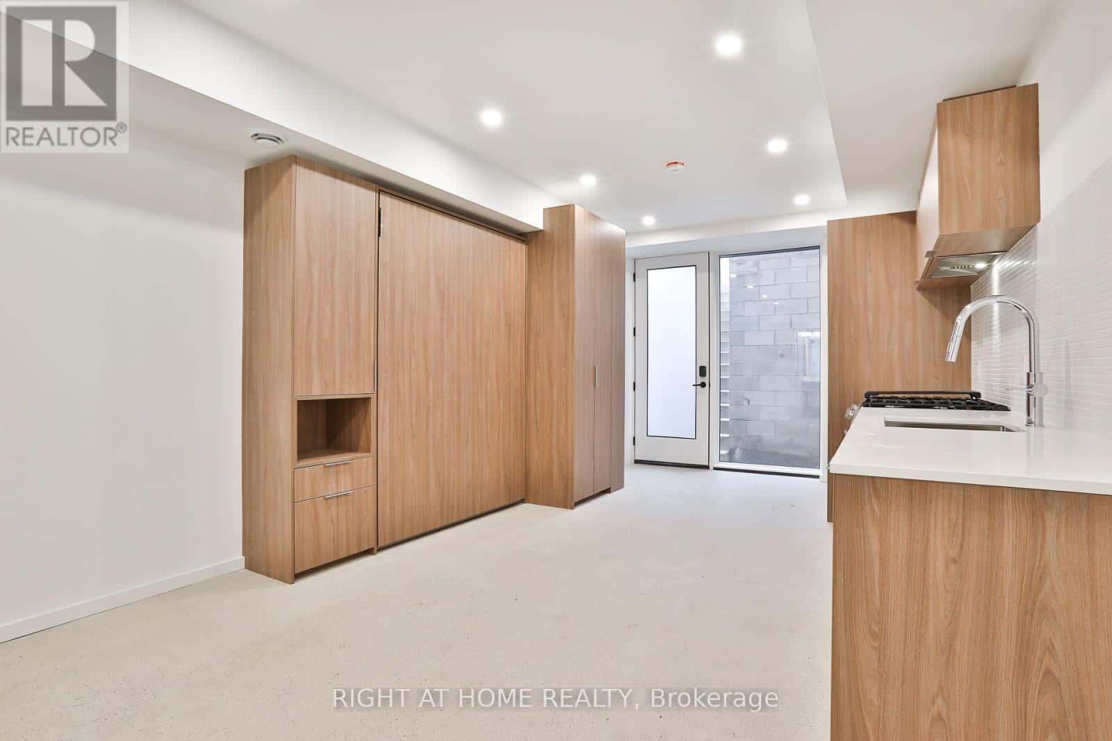 Toronto (Trinity-Bellwoods) — Toronto (Trinity-Bellwoods) - Photo 3 of 8