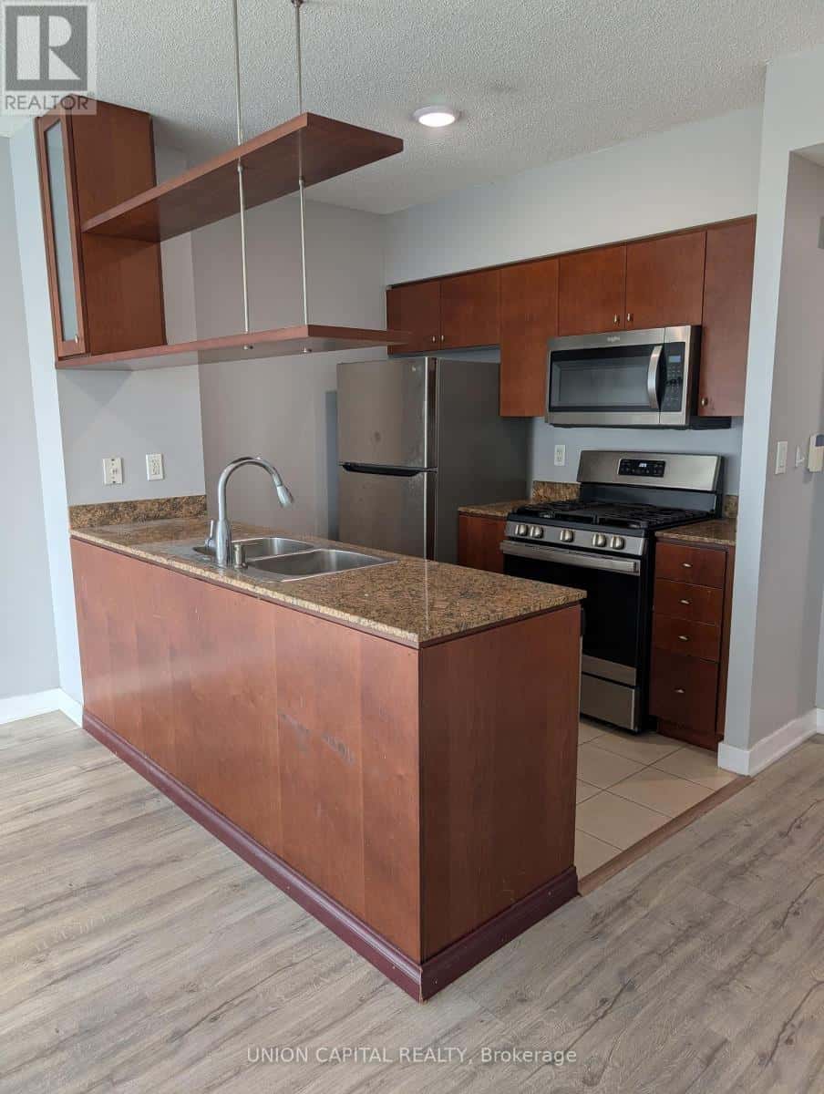 Toronto (Waterfront Communities) — Toronto (Waterfront Communities) - Photo 4 of 21