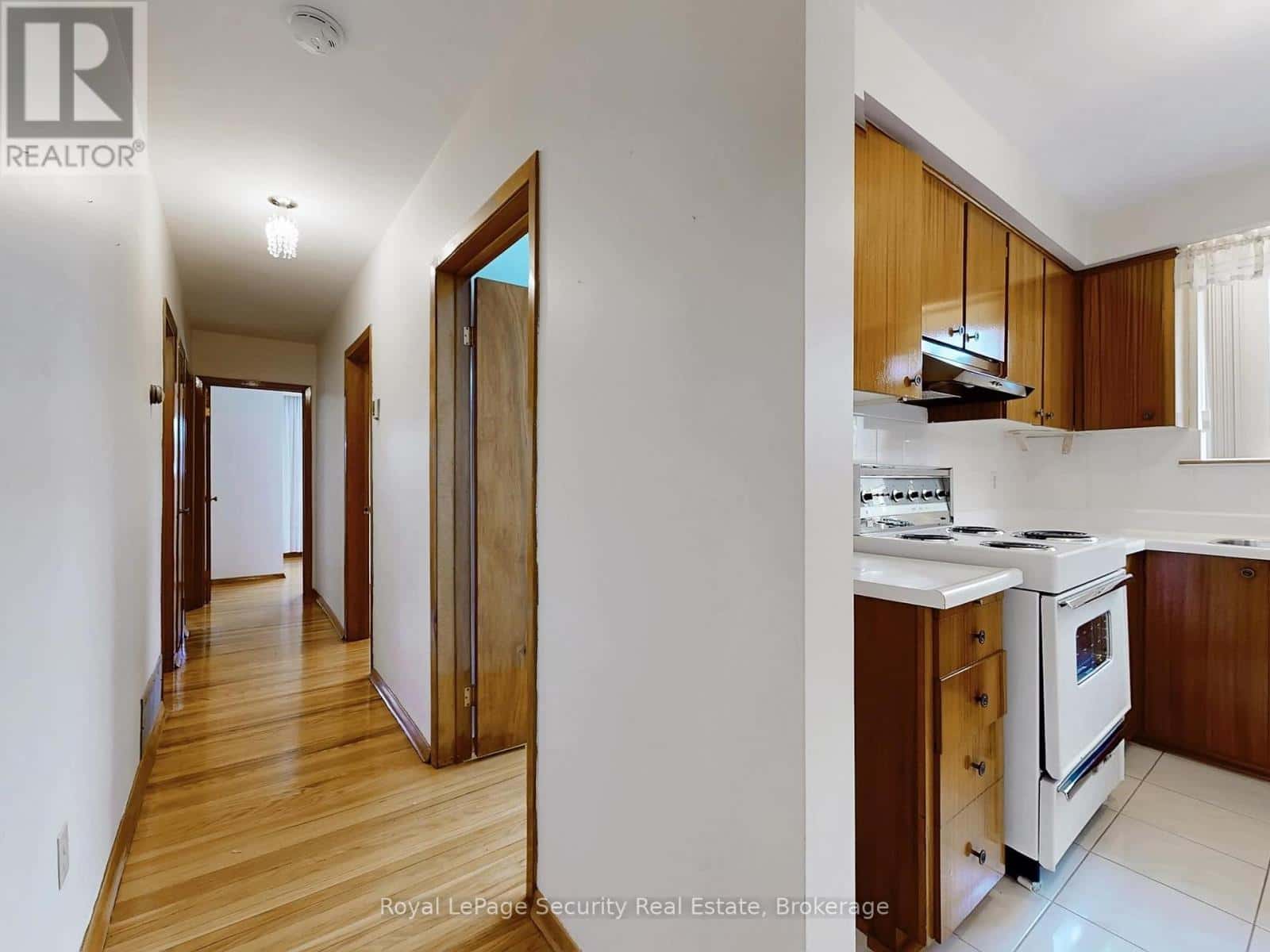 UPPER - 26 STARVIEW DRIVE — Toronto (Humberlea-Pelmo Park) - Photo 2 of 38