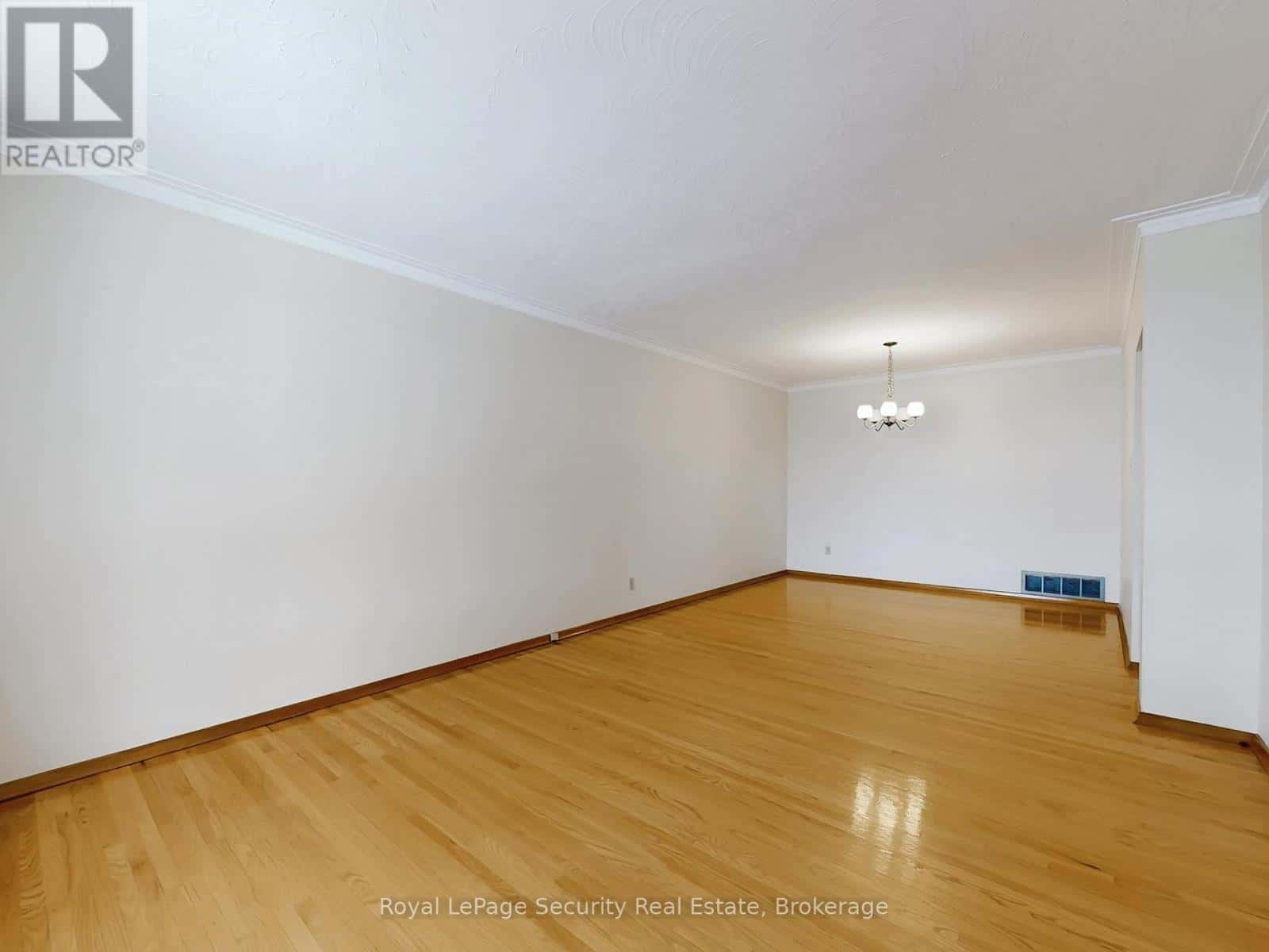 UPPER - 26 STARVIEW DRIVE — Toronto (Humberlea-Pelmo Park) - Photo 3 of 38