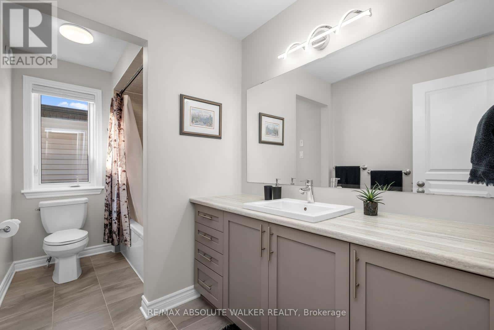 Ottawa — Ottawa - Photo 2 of 29