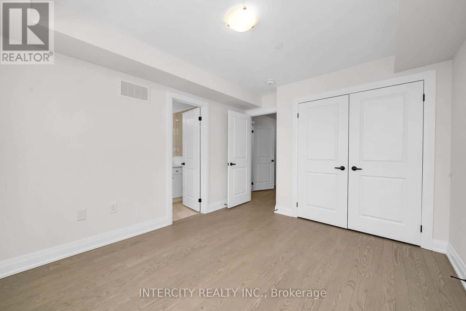 Clarington (Newcastle) — Clarington (Newcastle) - Photo 4 of 24