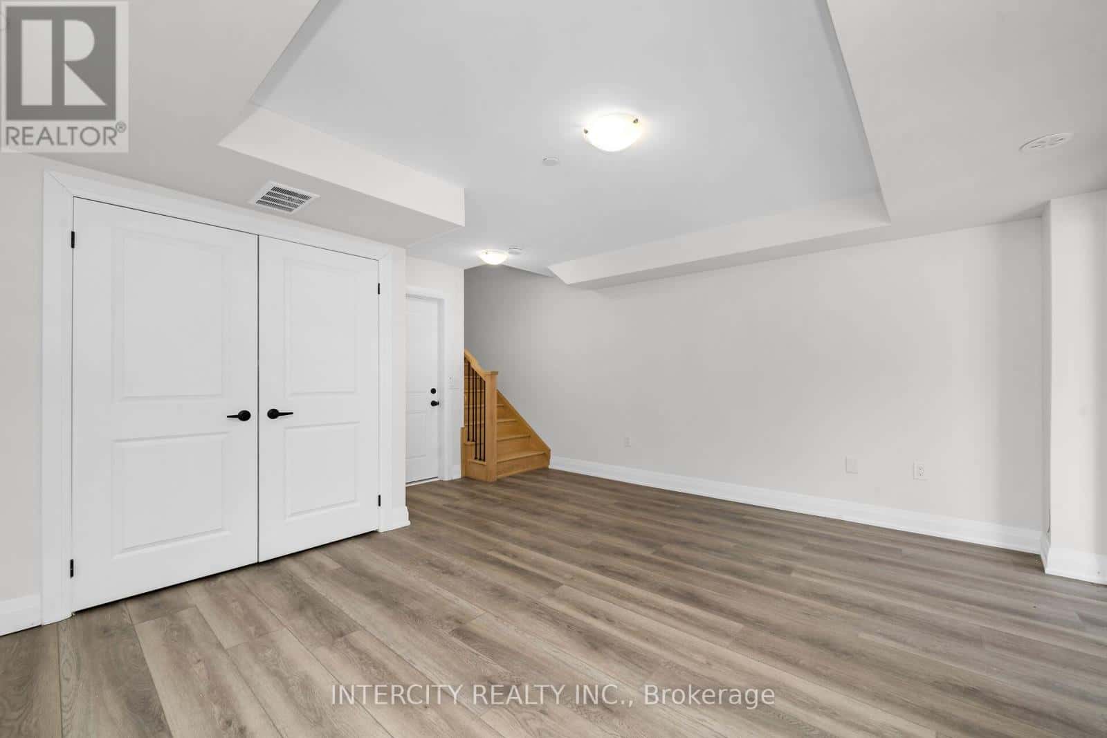 Clarington (Newcastle) — Clarington (Newcastle) - Photo 3 of 24