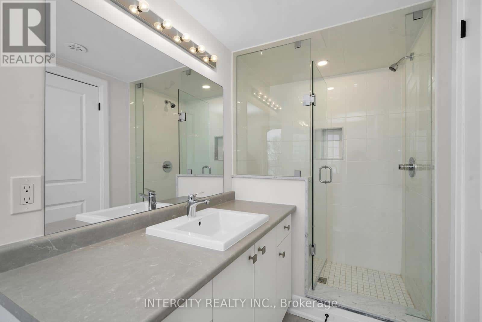 Clarington (Newcastle) — Clarington (Newcastle) - Photo 2 of 24