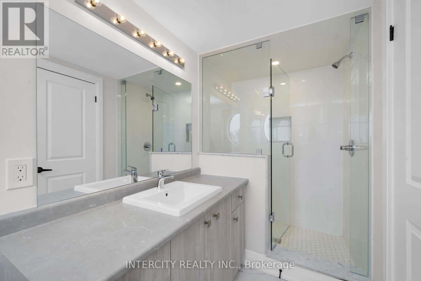 Clarington (Newcastle) — Clarington (Newcastle) - Photo 3 of 24