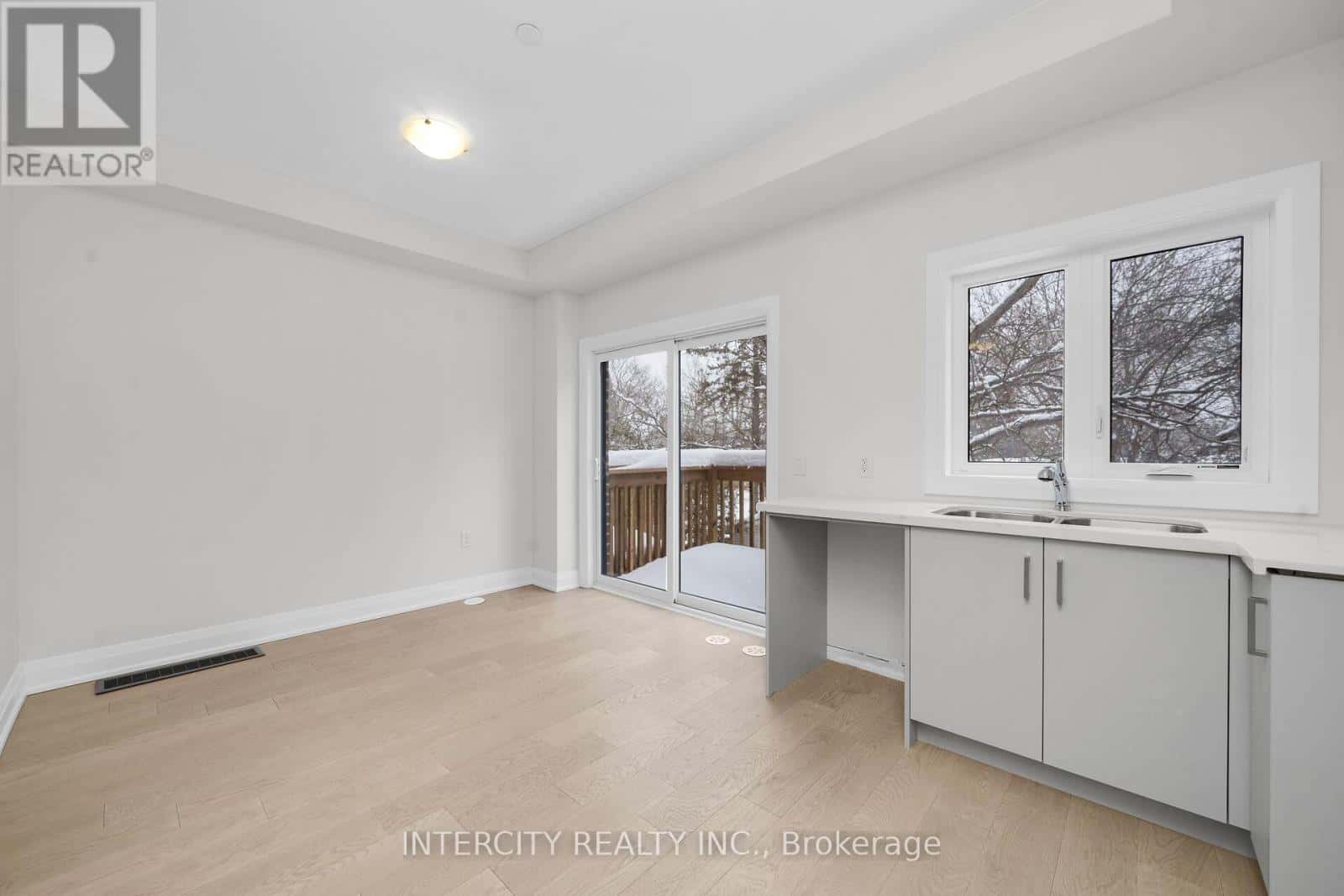 Clarington (Newcastle) — Clarington (Newcastle) - Photo 5 of 24