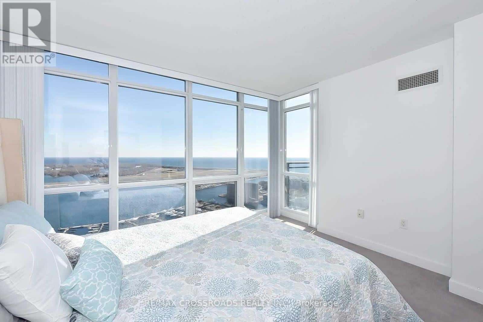 Toronto (Waterfront Communities) — Toronto (Waterfront Communities) - Photo 4 of 30