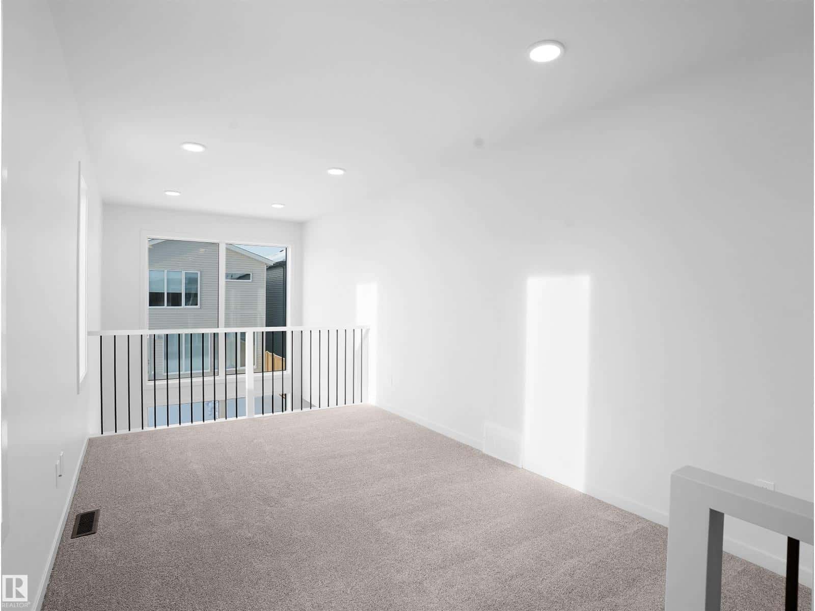 Edmonton — Edmonton - Photo 2 of 44