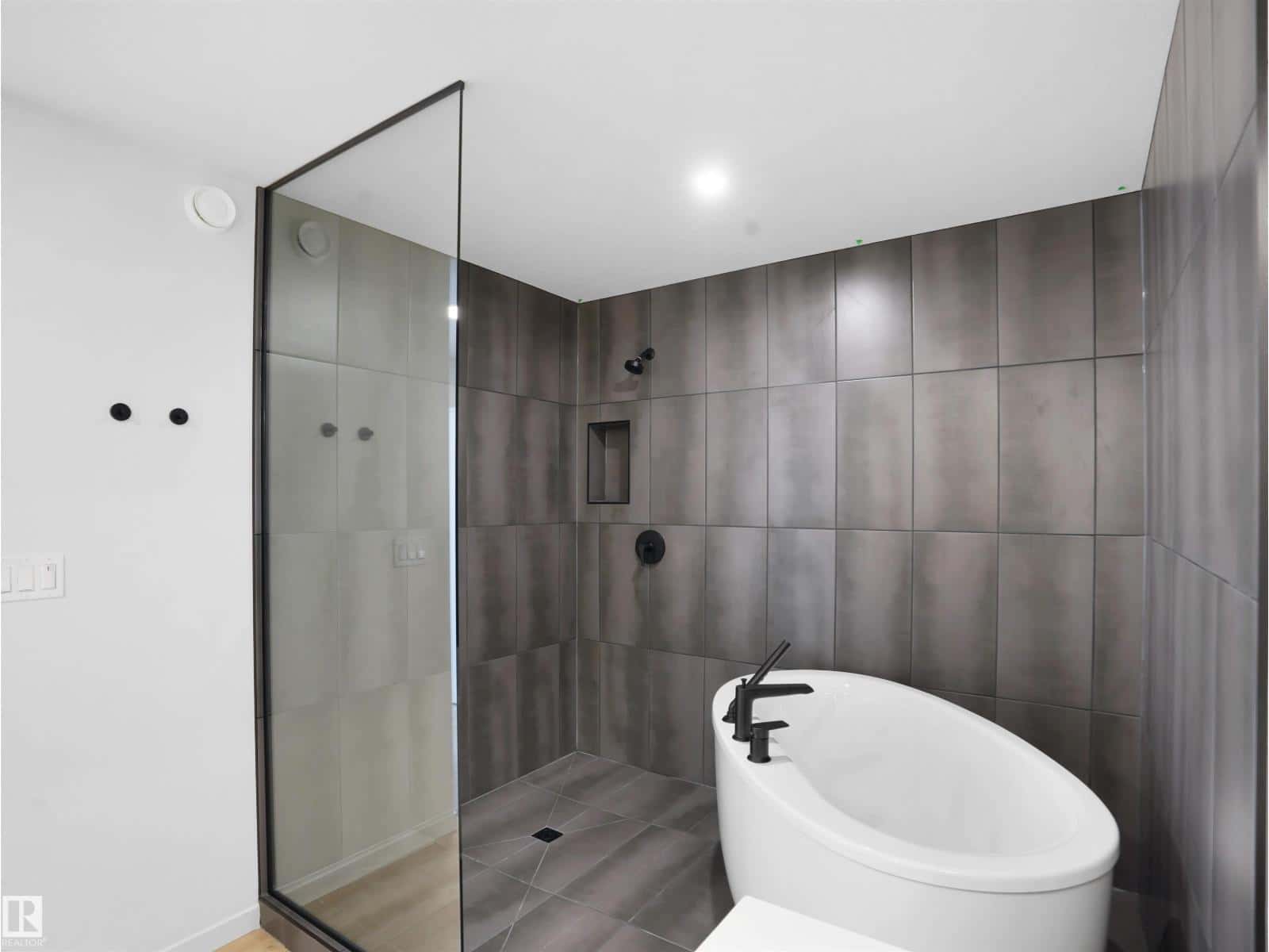 Edmonton — Edmonton - Photo 3 of 44