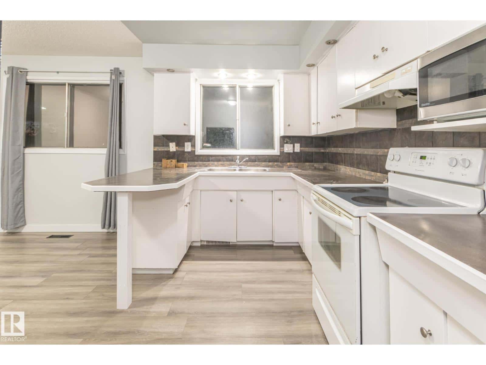 Edmonton — Edmonton - Photo 2 of 23