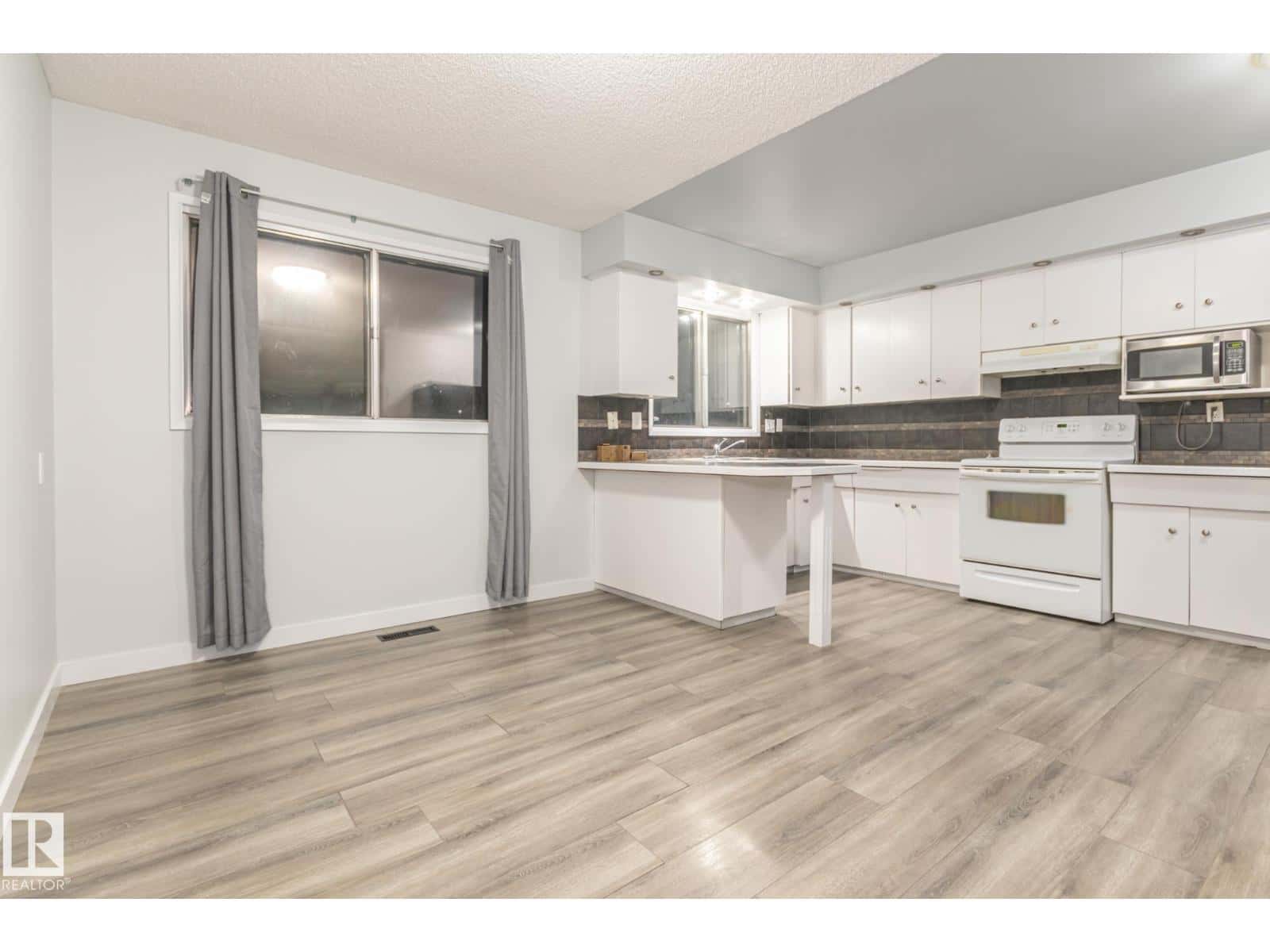 Edmonton — Edmonton - Photo 3 of 23