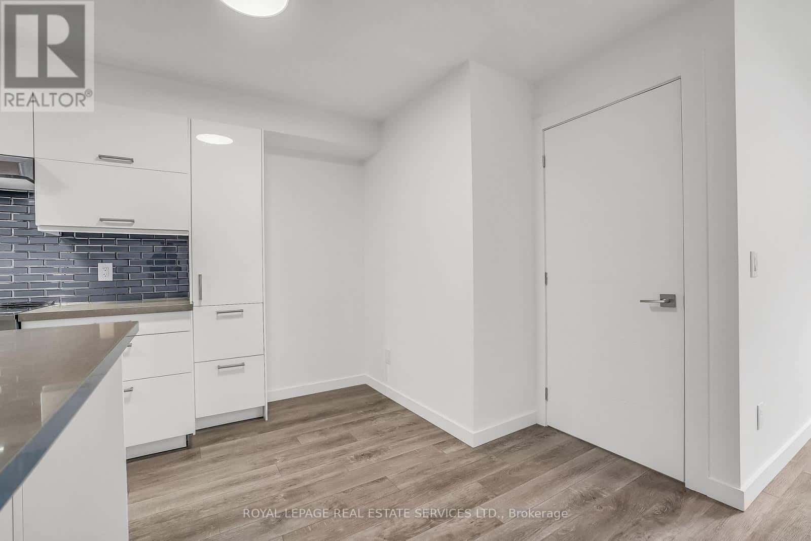 Toronto (Oakwood Village) — Toronto (Oakwood Village) - Photo 4 of 45