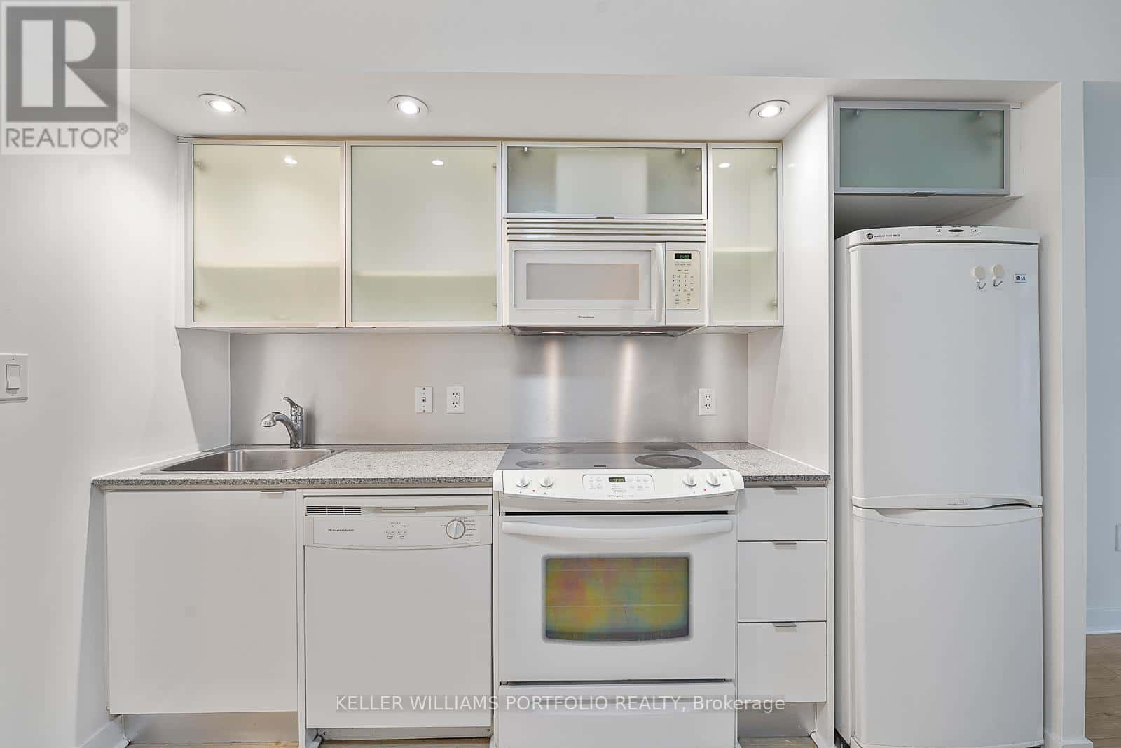 Toronto (Waterfront Communities) — Toronto (Waterfront Communities) - Photo 3 of 25