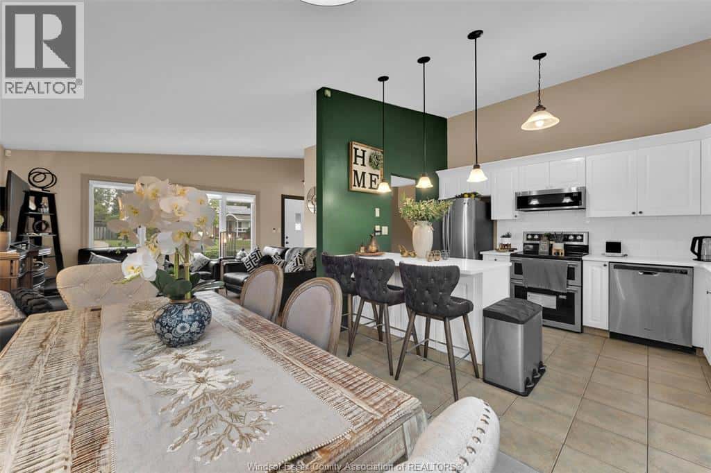 Windsor — Windsor - Photo 4 of 39