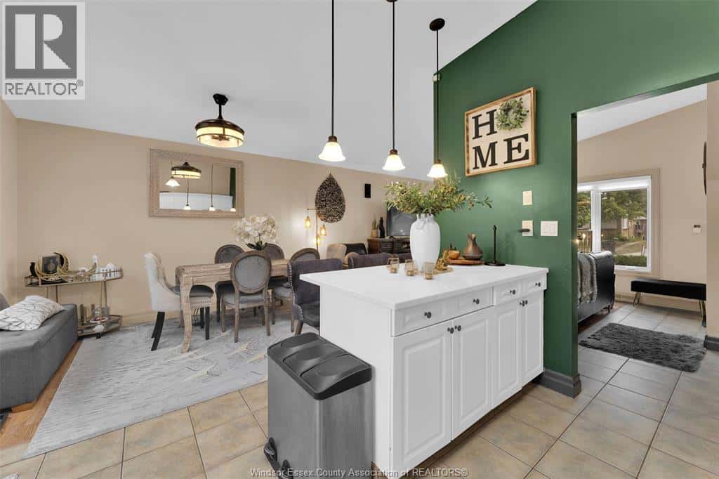 Windsor — Windsor - Photo 2 of 39