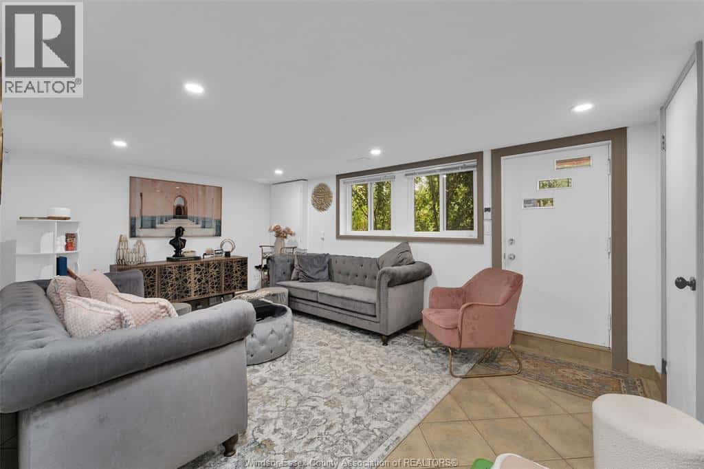 Windsor — Windsor - Photo 3 of 39