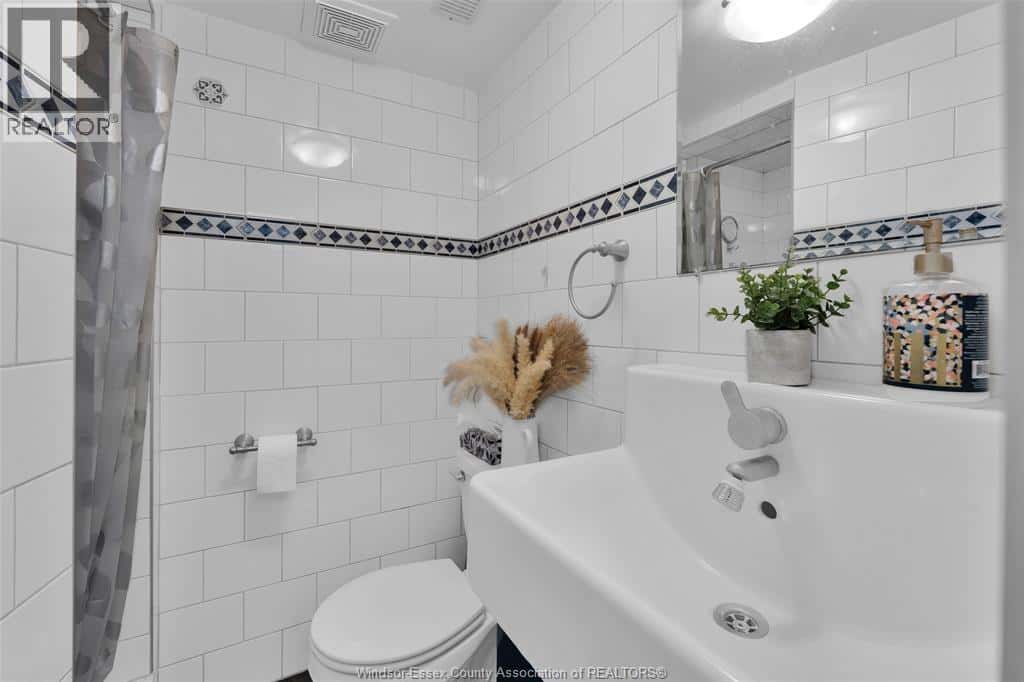 Windsor — Windsor - Photo 5 of 39