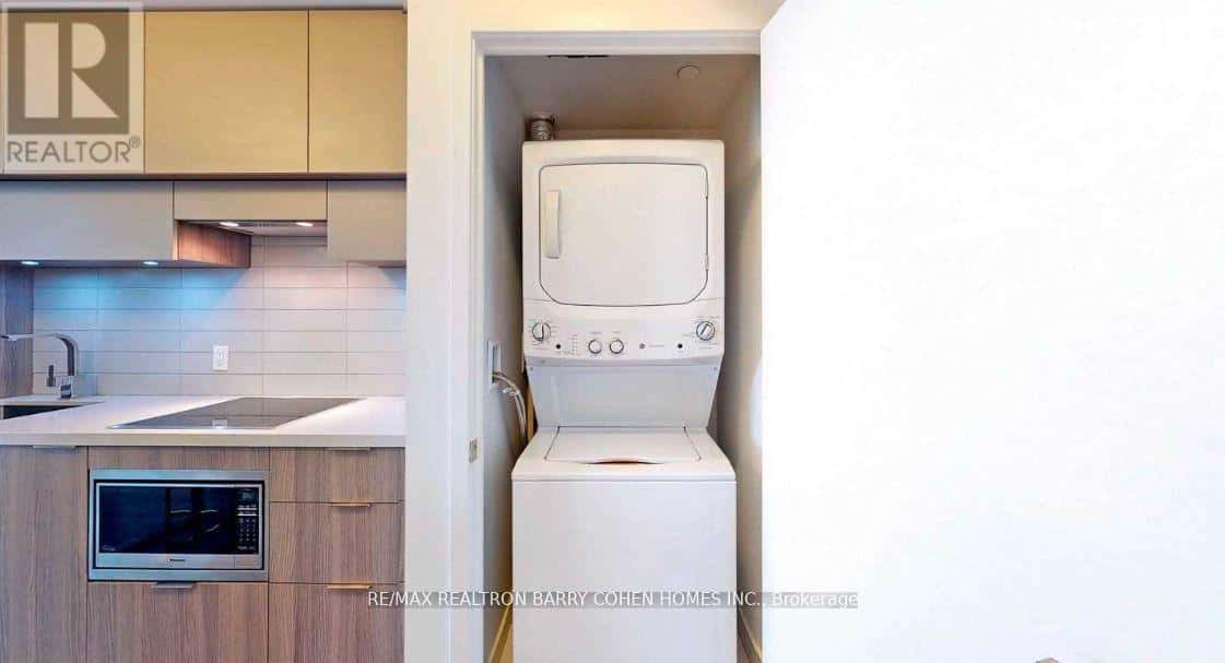 3909 - 8 EGLINTON AVENUE E — Toronto (Mount Pleasant West) - Photo 2 of 14