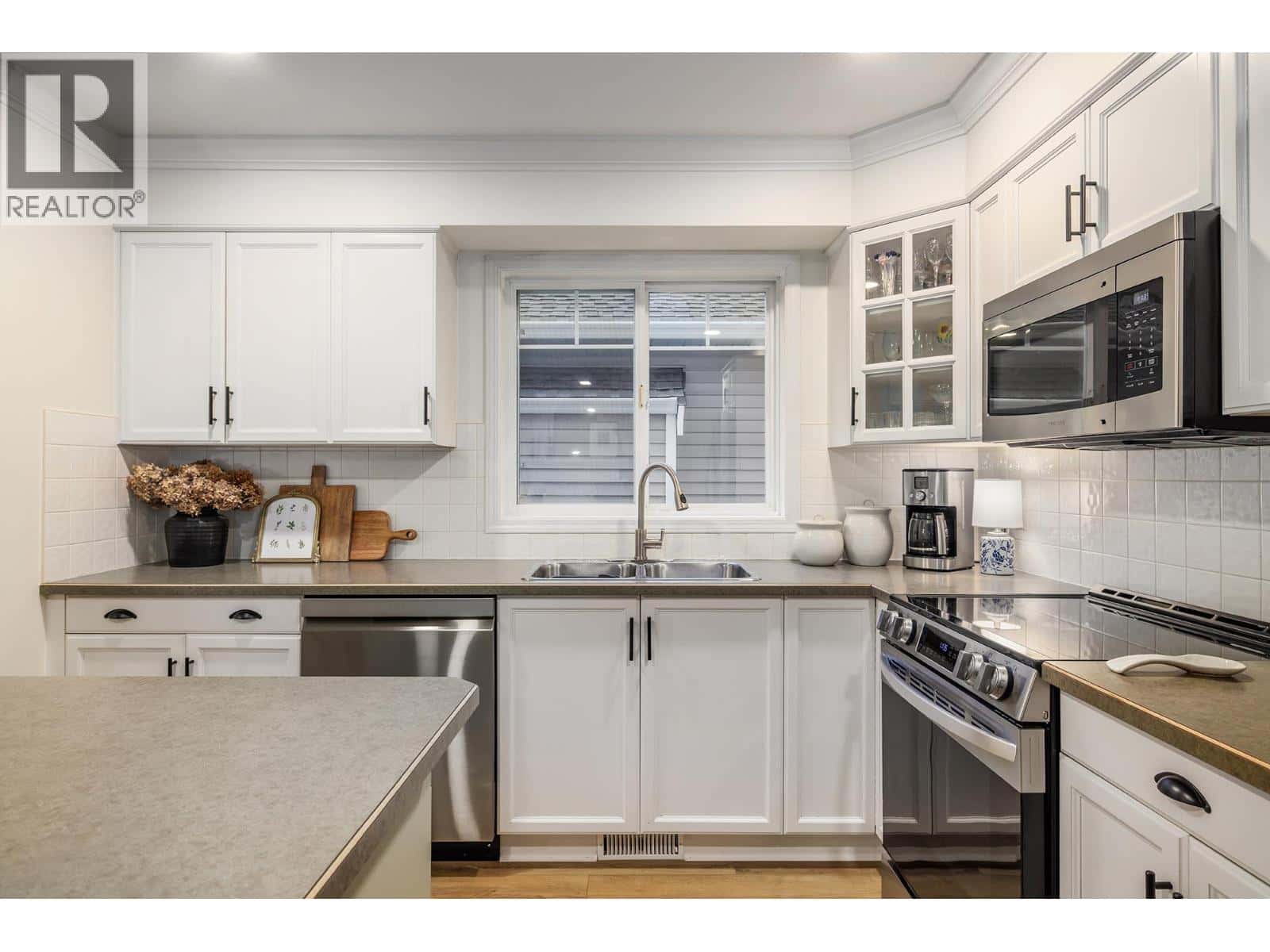 Kelowna — Kelowna - Photo 2 of 37