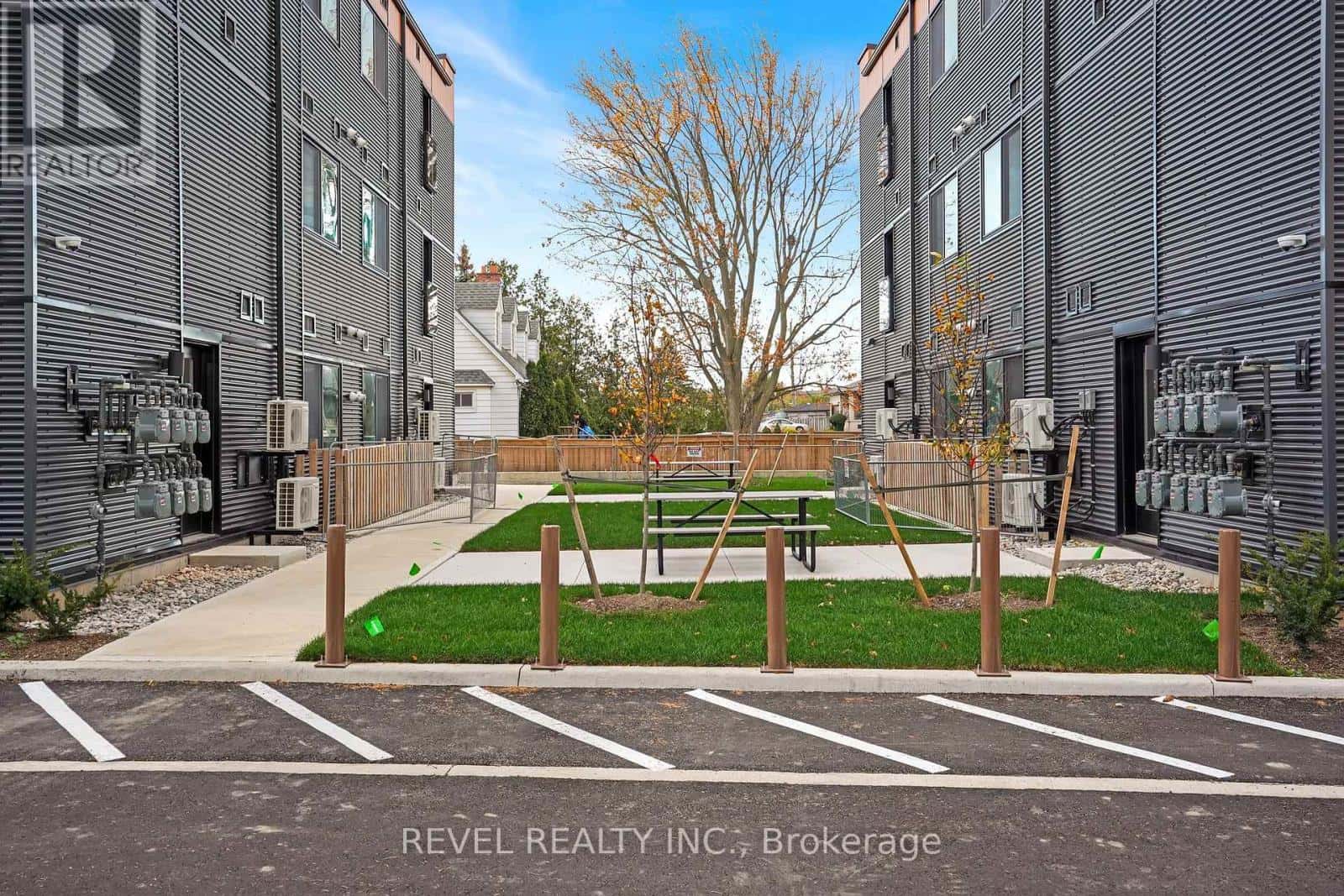 2D - 261 KING STREET E — Hamilton (Stoney Creek) - Photo 2 of 24