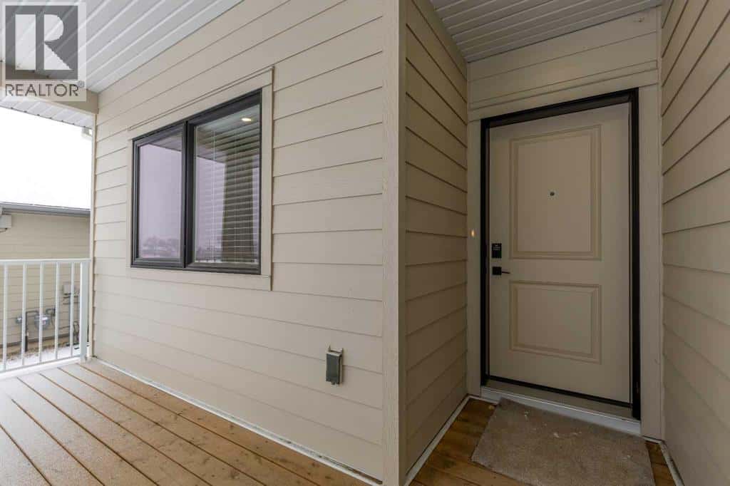 112 E 300 S — Raymond, Alberta - Photo 4 of 32