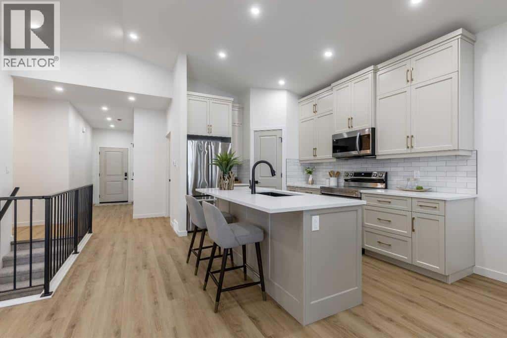 112 E 300 S — Raymond, Alberta - Photo 5 of 32