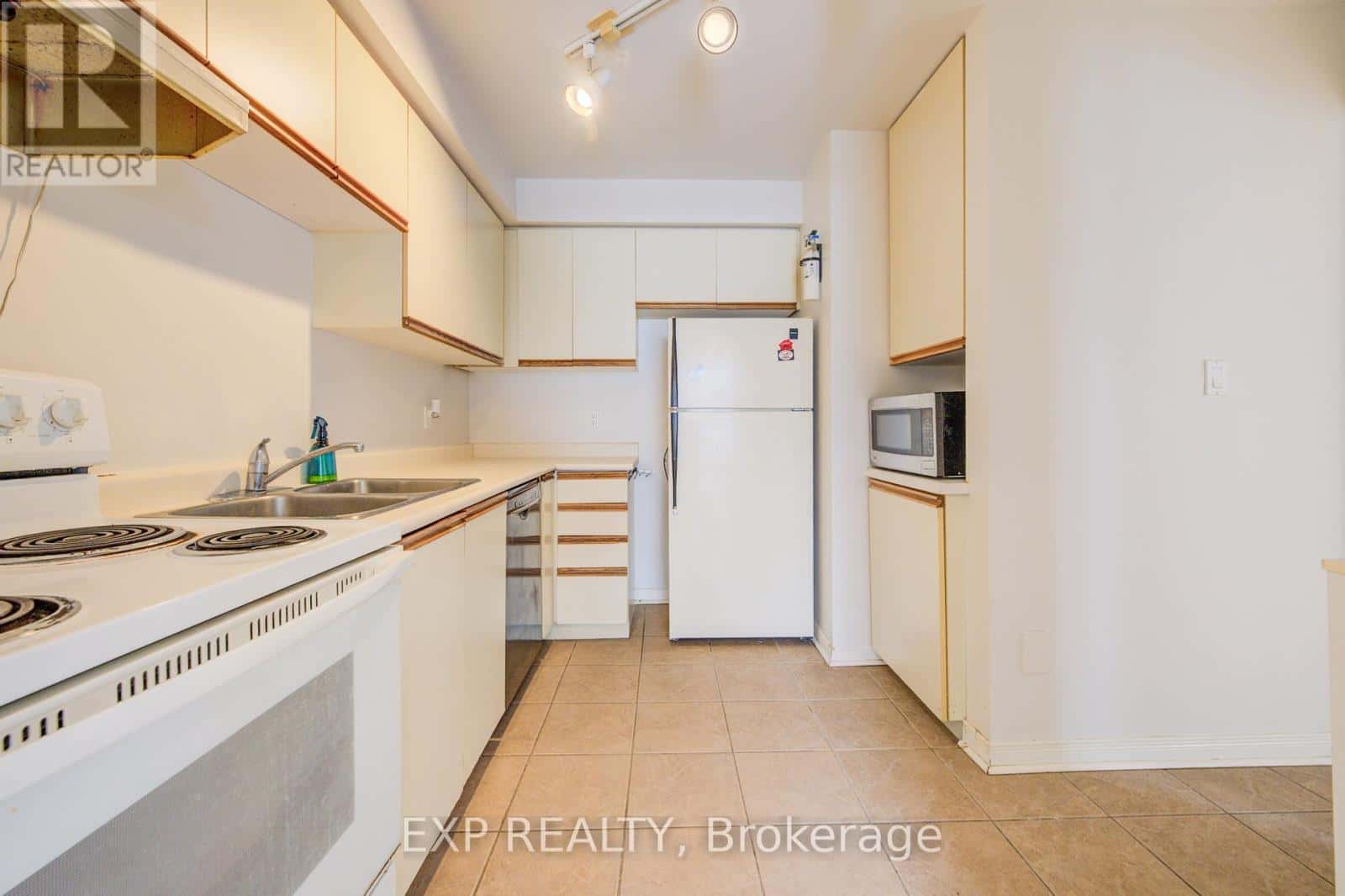 112 - 302 COLLEGE AVENUE W — Guelph (Dovercliffe Park/Old University) - Photo 2 of 22