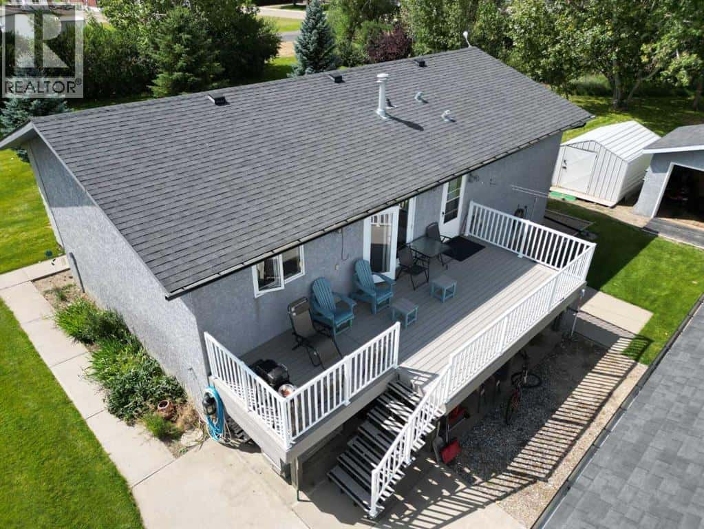 120 7 Avenue N — Vauxhall, Alberta - Photo 3 of 50