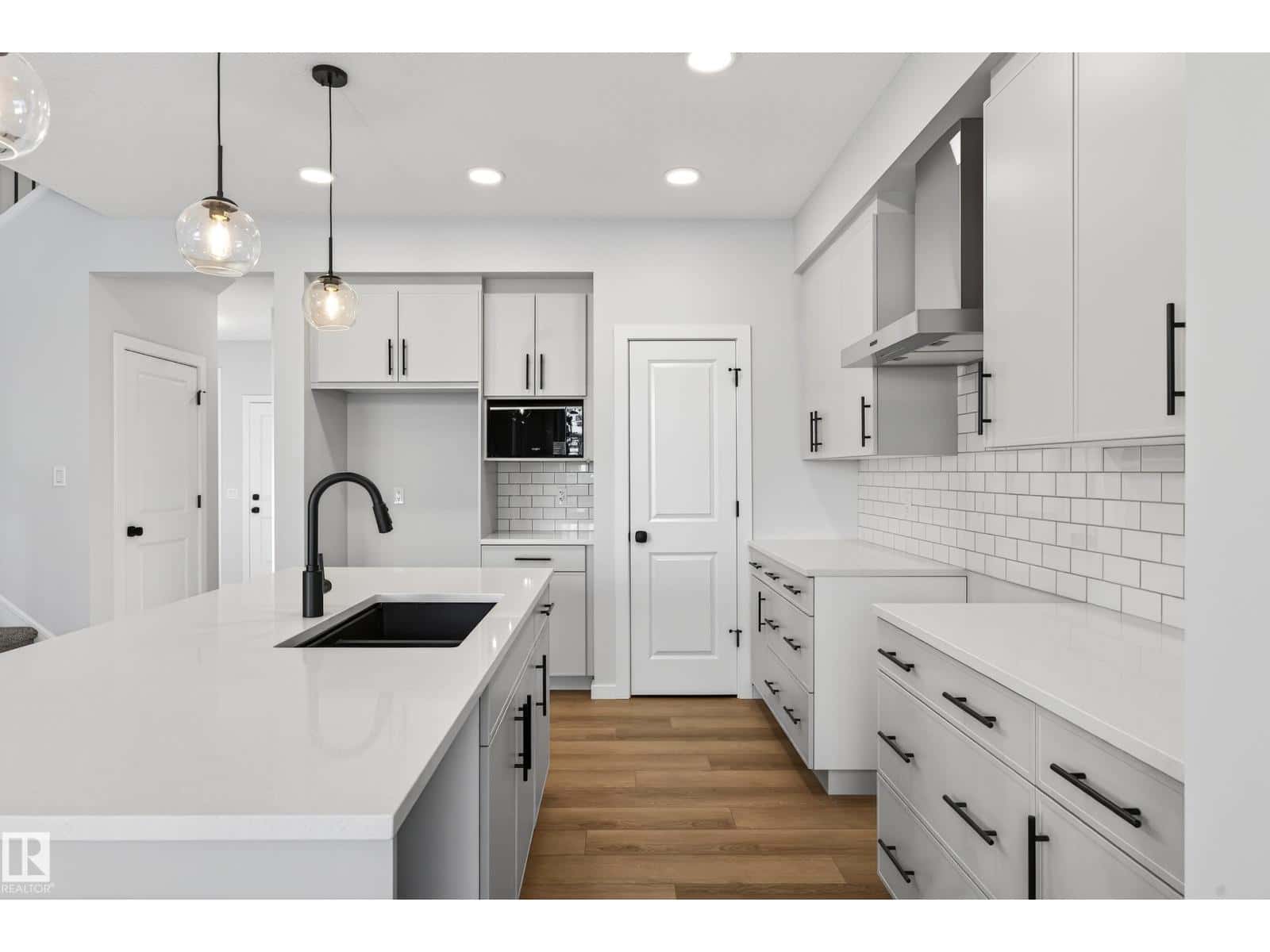 2251 194 ST NW — Edmonton, Alberta - Photo 3 of 49