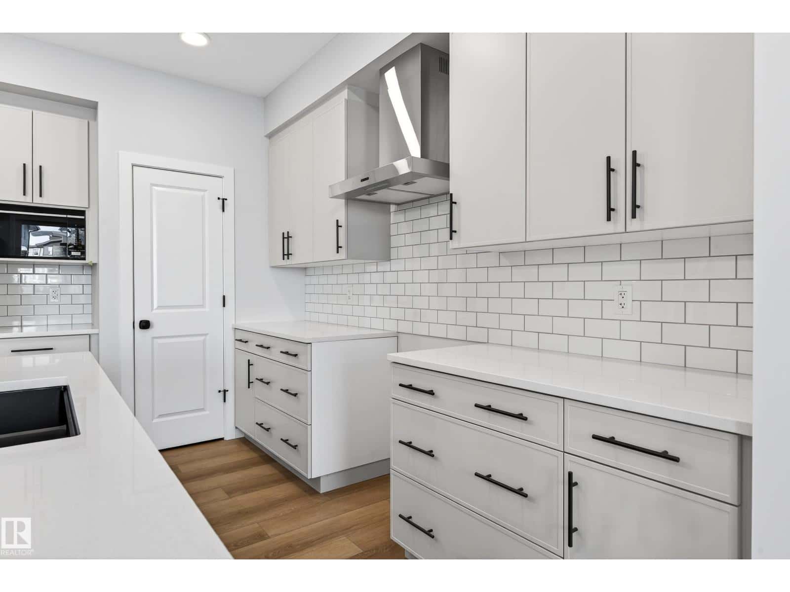 2251 194 ST NW — Edmonton, Alberta - Photo 4 of 49