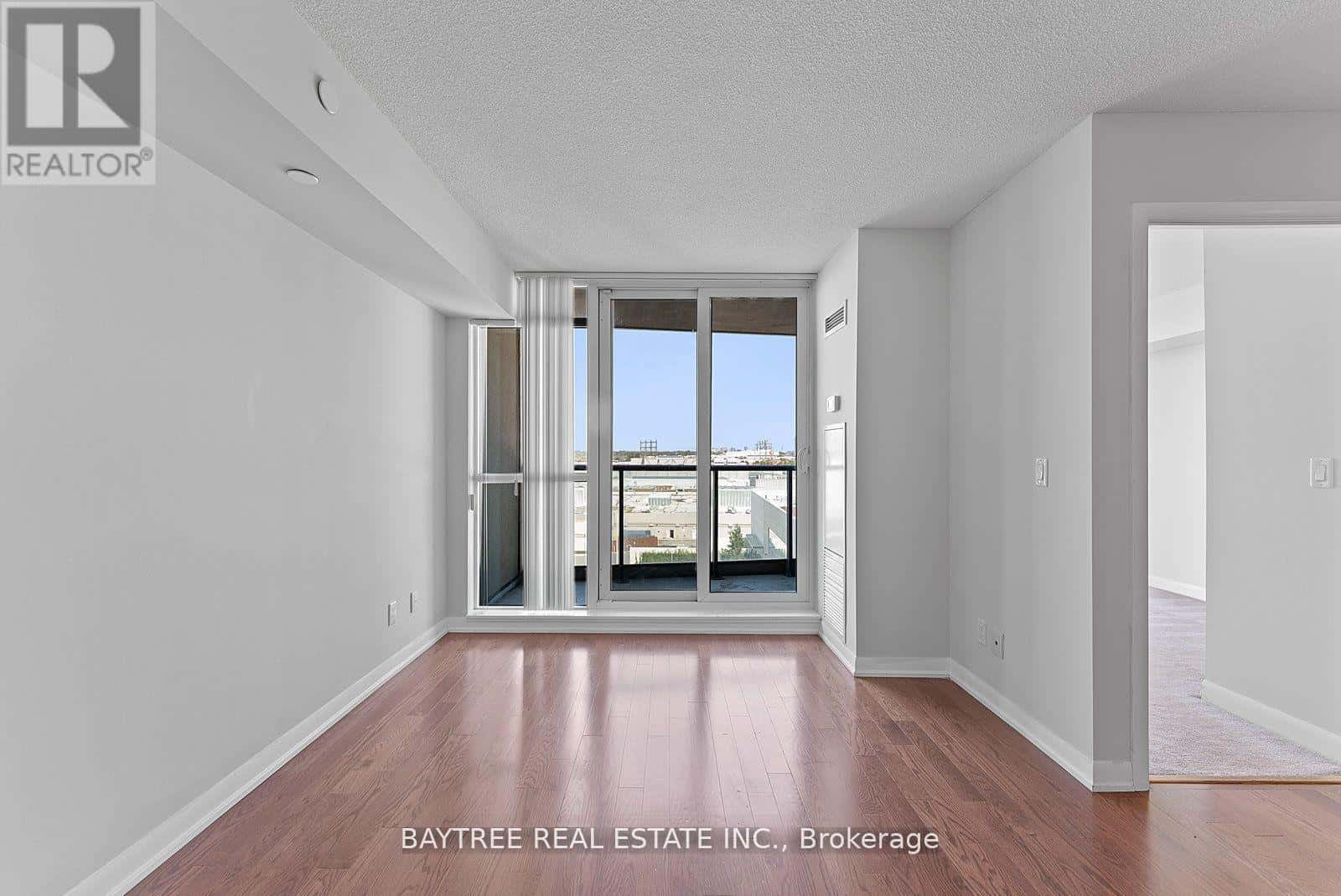 Toronto (Islington-City Centre West) — Toronto (Islington-City Centre West) - Photo 3 of 32