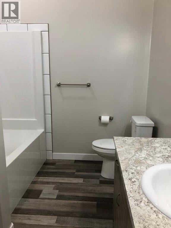 325 5 Street — Vauxhall, Alberta - Photo 5 of 19