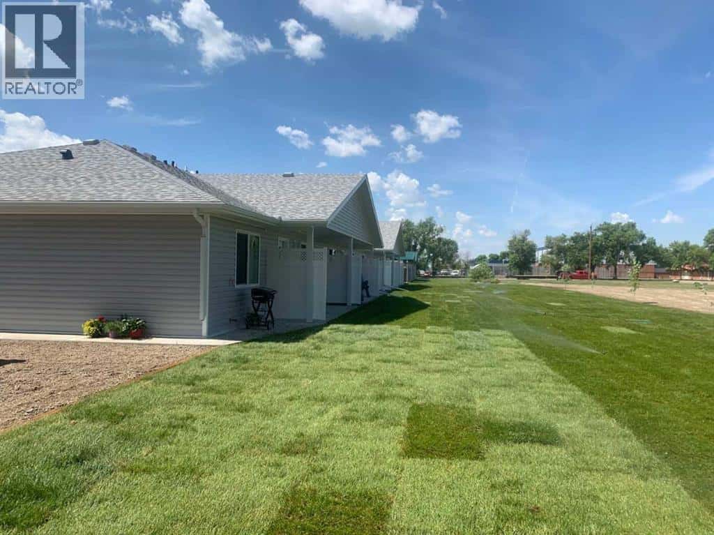 325 5 Street — Vauxhall, Alberta - Photo 3 of 19