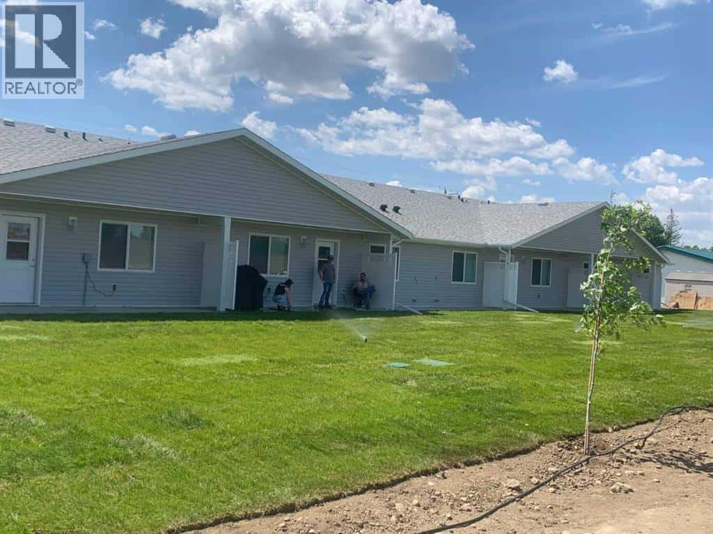 325 5 Street — Vauxhall, Alberta - Photo 2 of 19