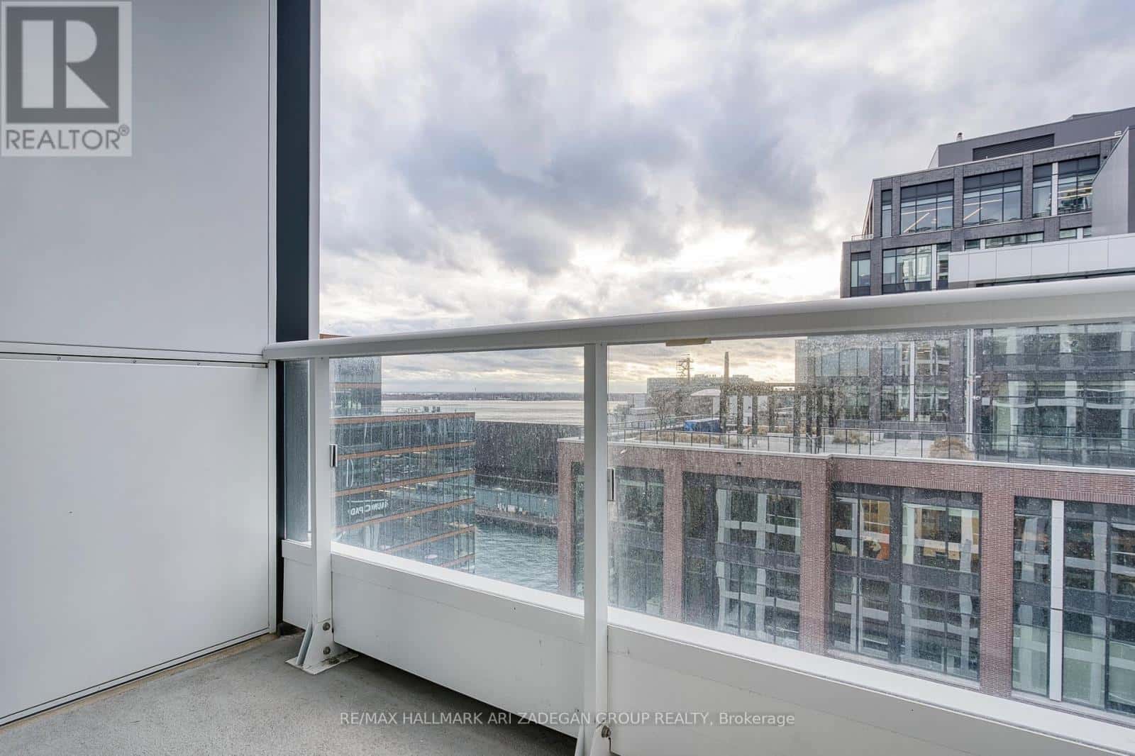 Toronto (Waterfront Communities) — Toronto (Waterfront Communities) - Photo 2 of 28