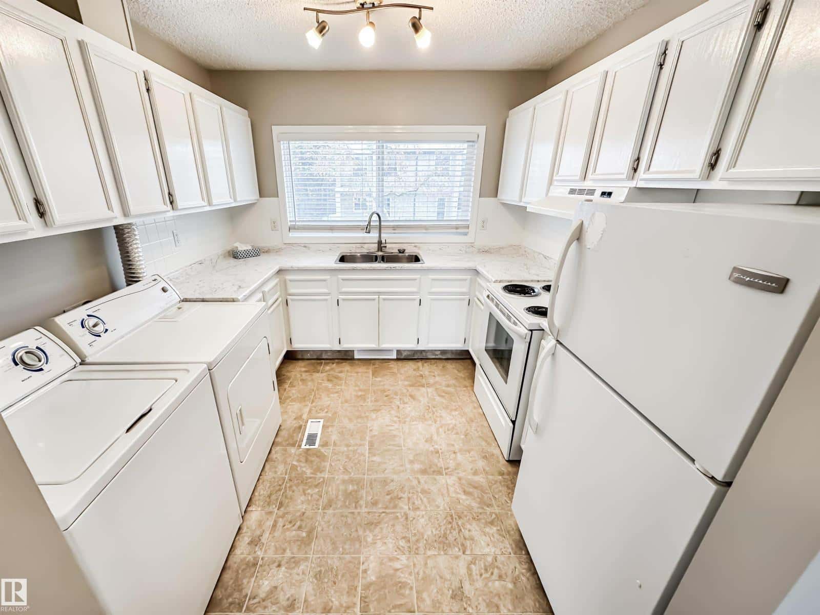 Edmonton — Edmonton - Photo 2 of 47