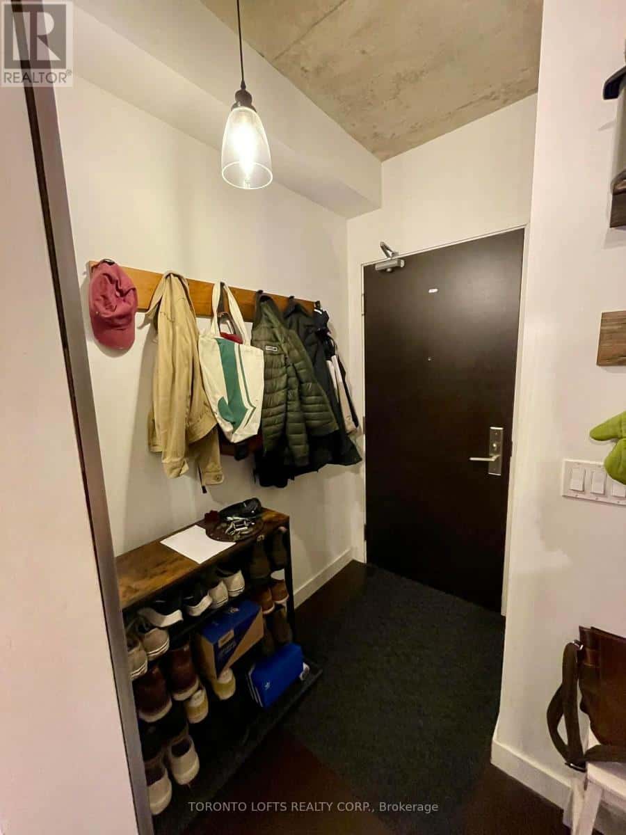 Toronto (Waterfront Communities) — Toronto (Waterfront Communities) - Photo 5 of 19