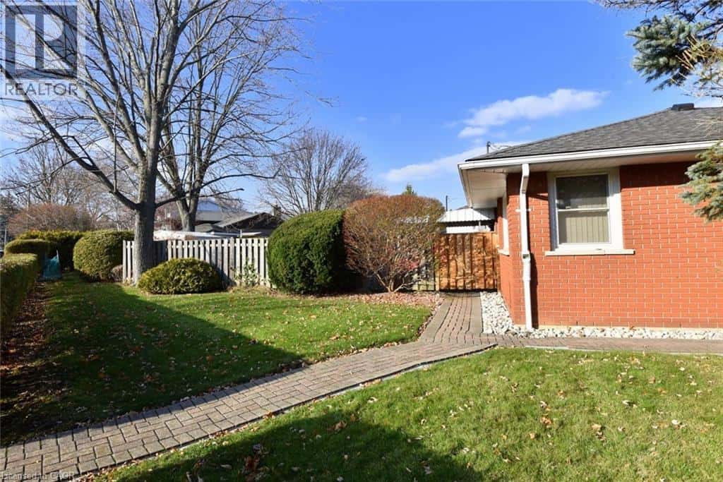 Dundas — Dundas - Photo 3 of 43