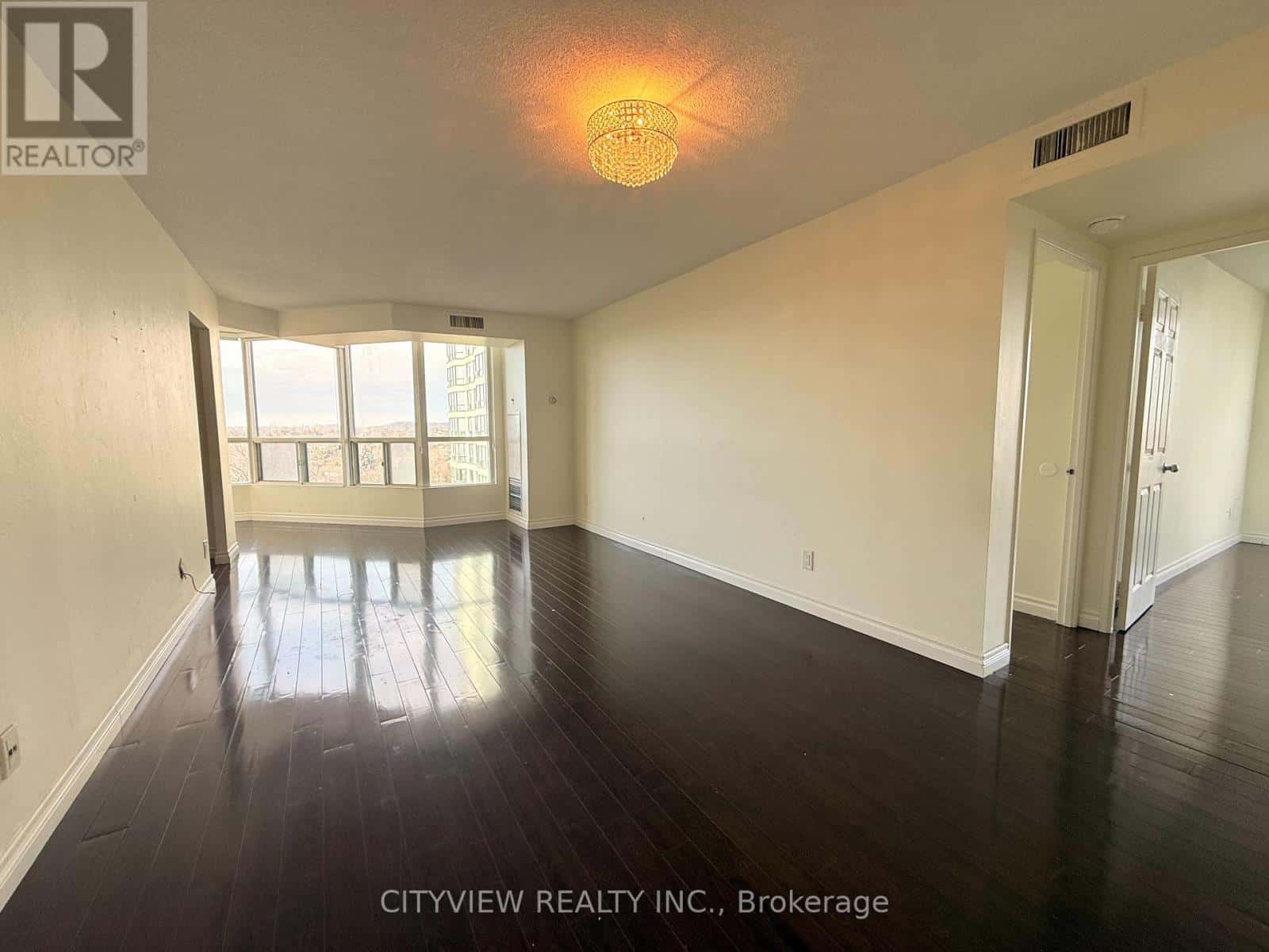 Mississauga (Hurontario) — Mississauga (Hurontario) - Photo 4 of 18