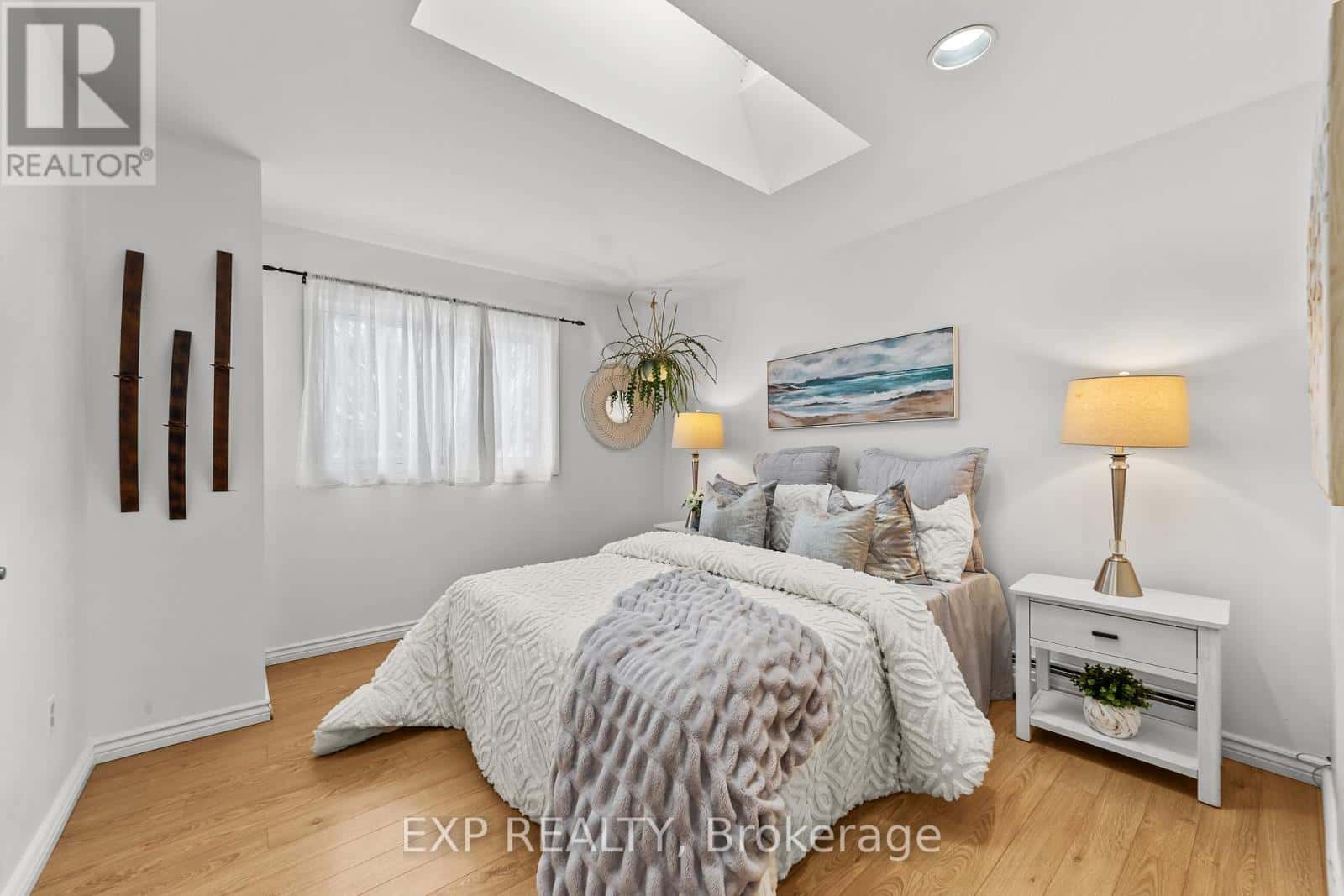 London South (South R) — London South (South R) - Photo 2 of 50