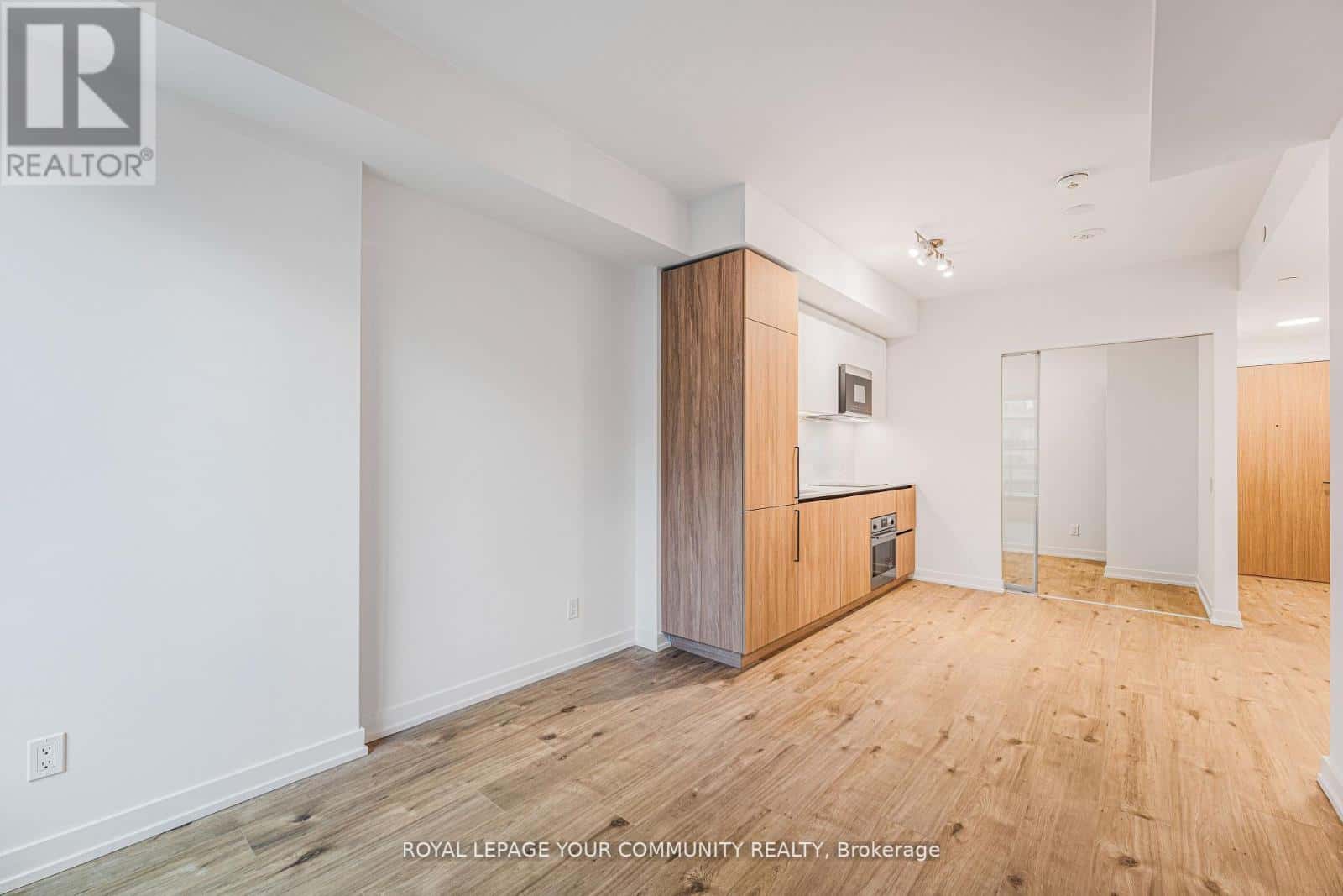 Toronto (Waterfront Communities) — Toronto (Waterfront Communities) - Photo 4 of 24