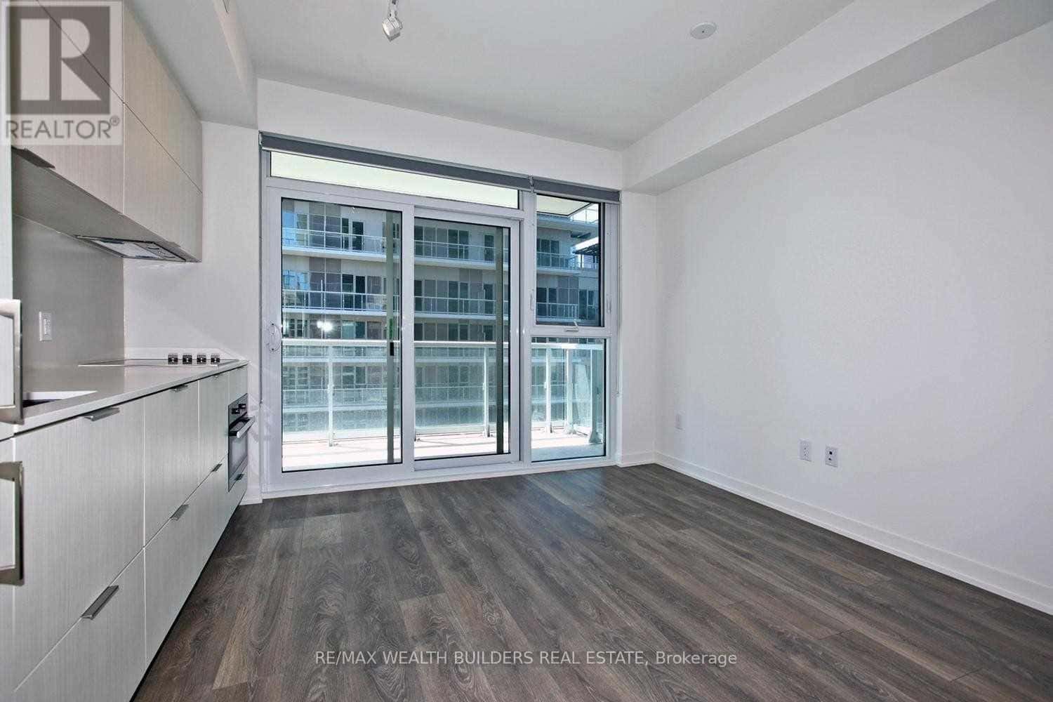 Toronto (Waterfront Communities) — Toronto (Waterfront Communities) - Photo 2 of 28