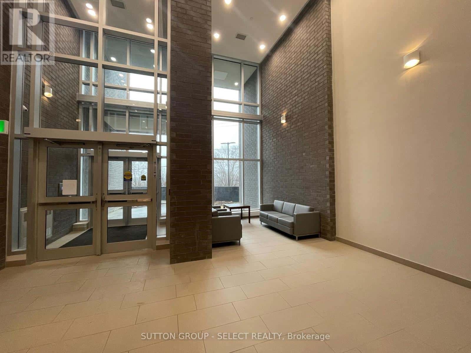 London South (South J) — London South (South J) - Photo 2 of 16