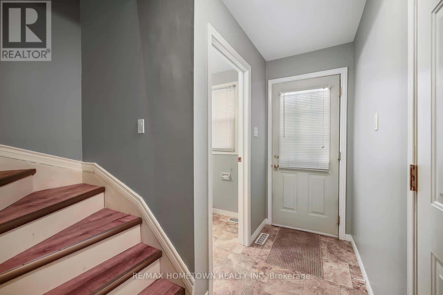 9 - 27 ALDERSHOT AVENUE — Brockville, Ontario - Photo 4 of 34