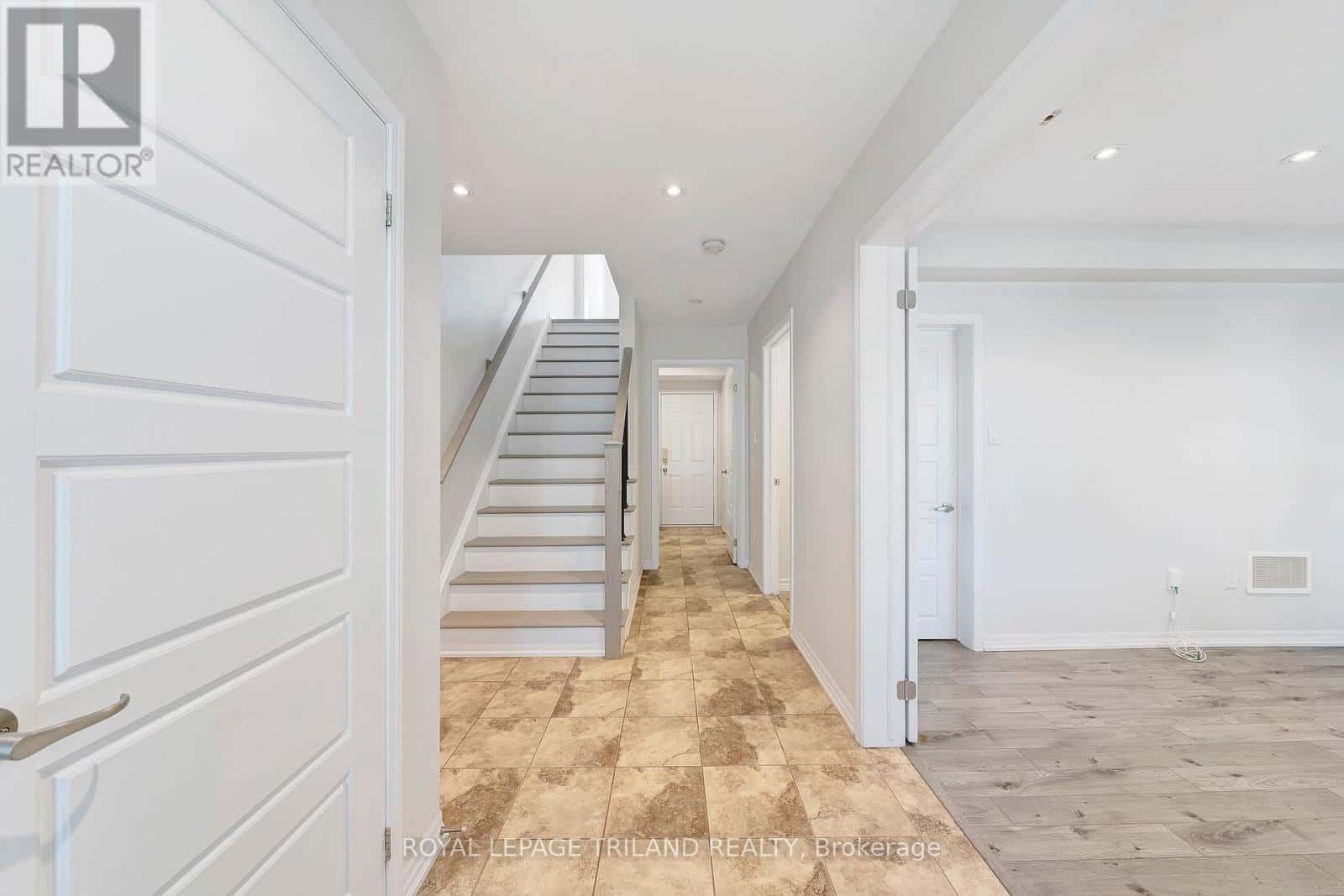 Oakville (GO Glenorchy) — Oakville (GO Glenorchy) - Photo 3 of 39