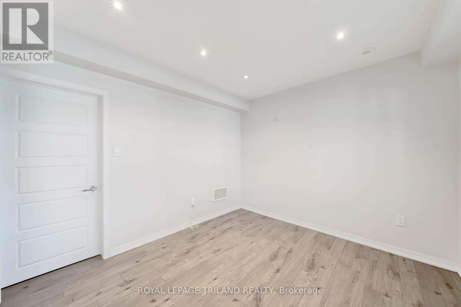 Oakville (GO Glenorchy) — Oakville (GO Glenorchy) - Photo 4 of 39