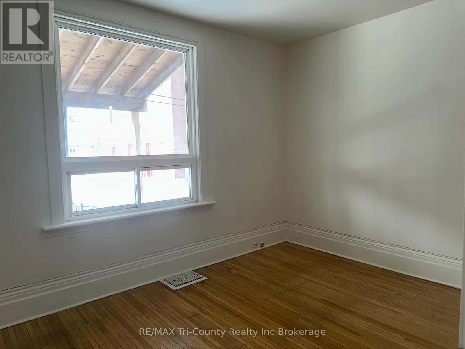 358 GLEBE STREET E — London East (East A), Ontario - Photo 2 of 56