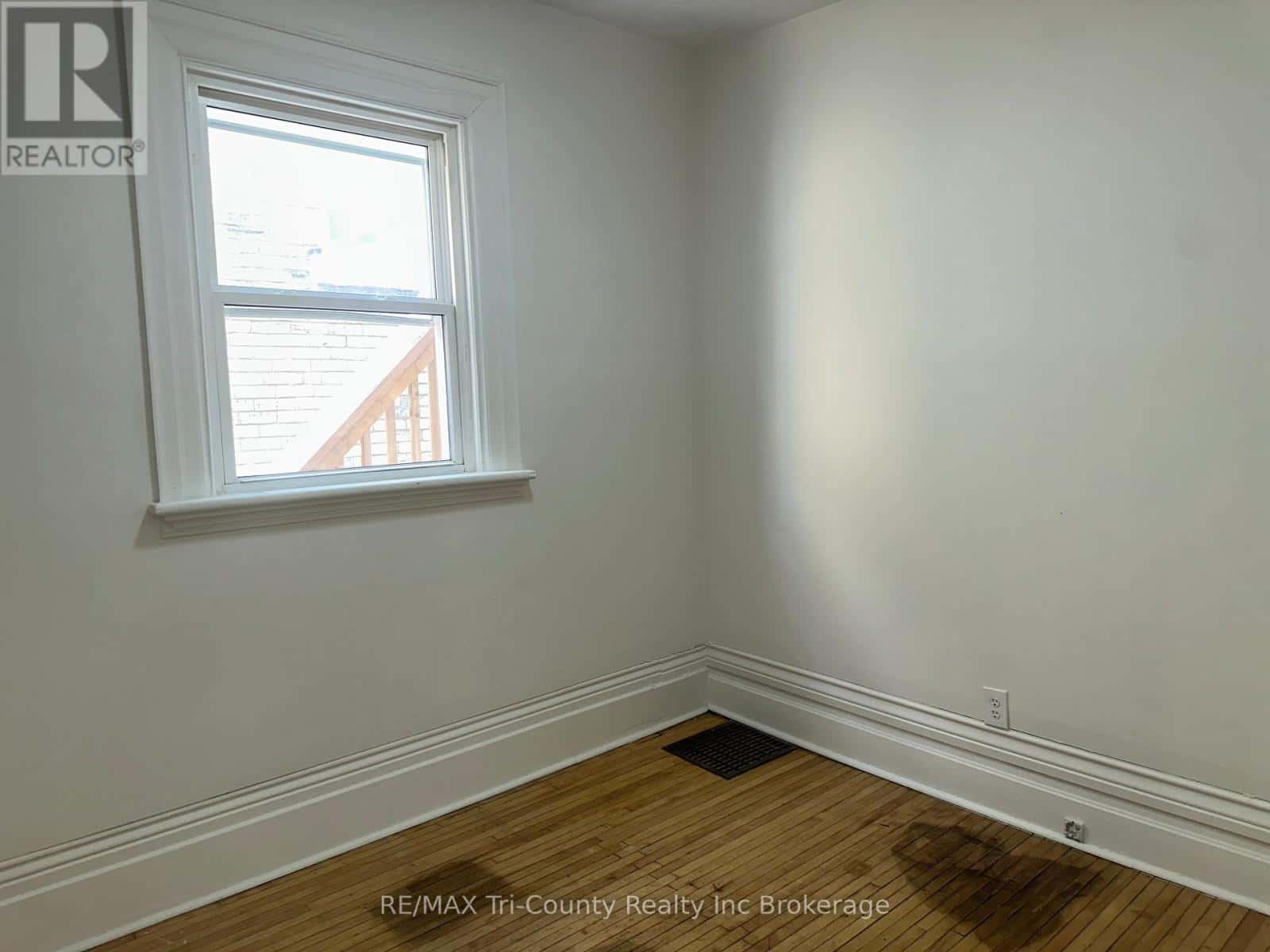 358 GLEBE STREET E — London East (East A), Ontario - Photo 4 of 56